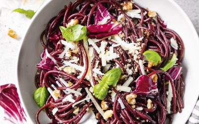 REZEPT: Drunken Pasta – in Rotwein gekochte Spaghetti mit Radicchio & Walnüssen