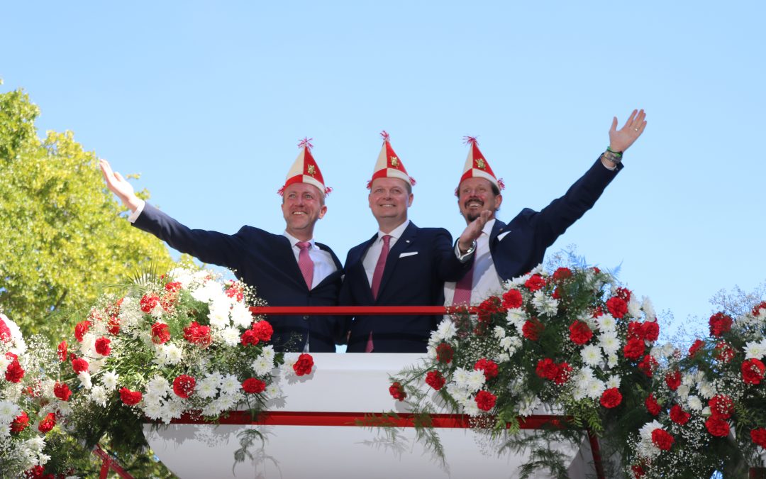 Rote Funken stellen das Dreigestirn im Jubiläumsjahr 200 Jahre Karneval in Köln – Probewinken auf dem Neumarkt