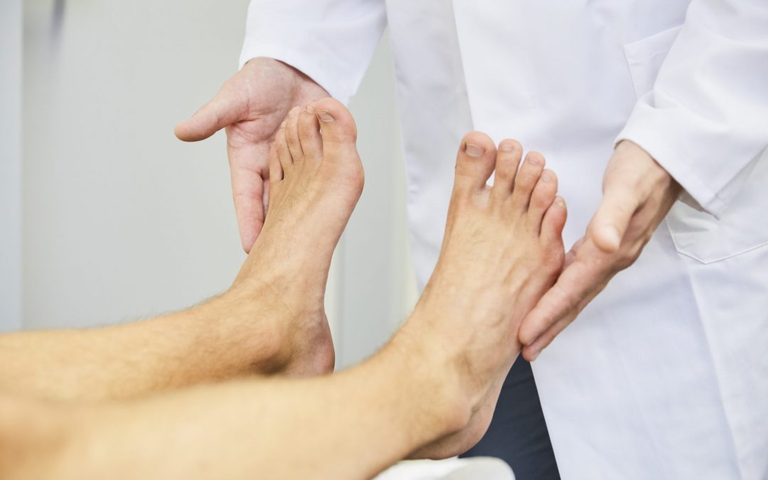 Fußschmerzen? Moderne Behandlungsmethoden bei Schmerzhaftem Ballen, Krallenzehen, Spreizfuß, Plattfuß – Team der Orthopädie im Severinsklösterchen lädt ein