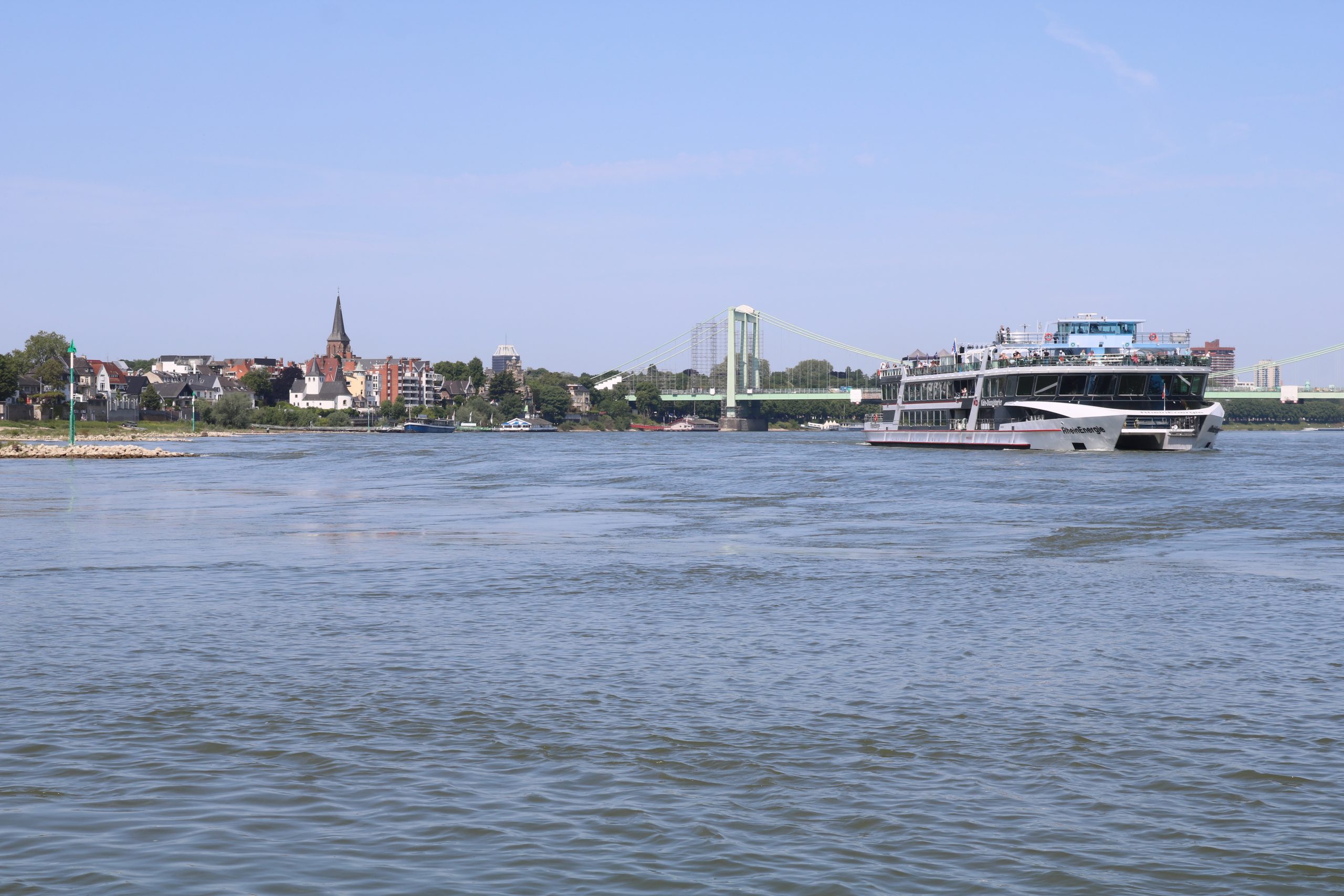 Ein Tag Urlaub auf dem Schiff für Kinder und Familien: Die MS RheinEnergie fährt rheinaufwärts an der schönen Rodenkirchener Kulisse vorbei. Foto: Thielen.