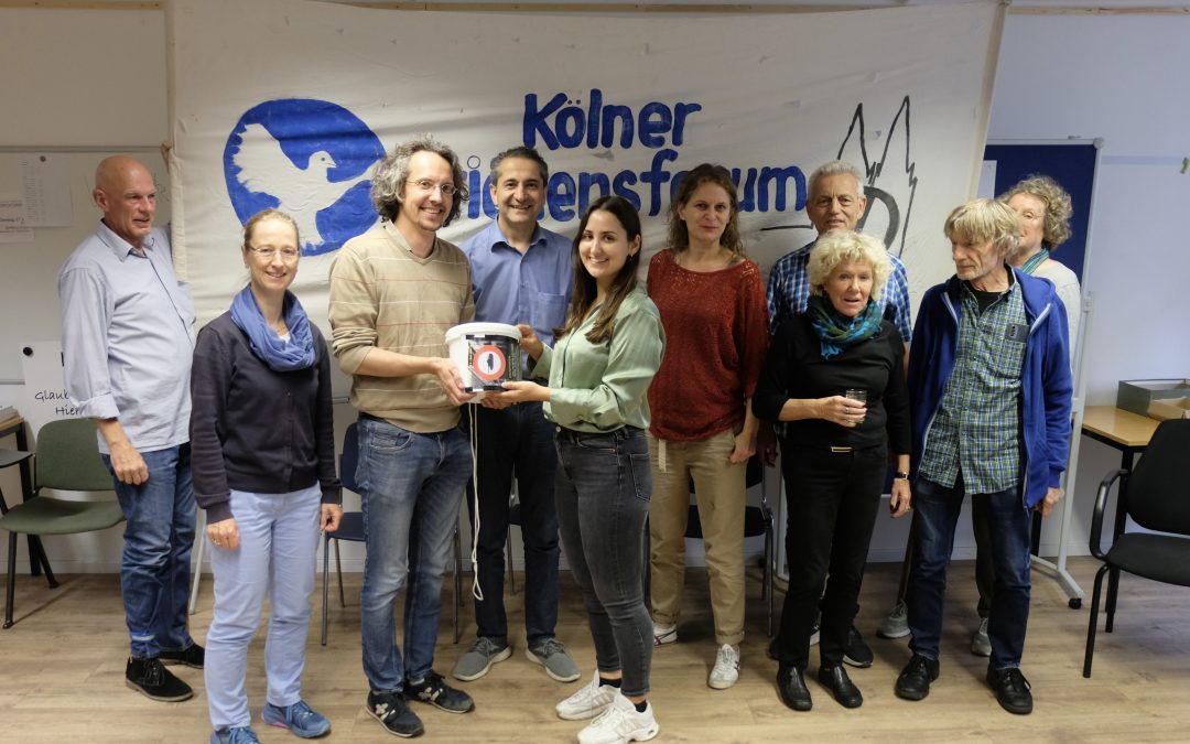 Kölner Friedensforum übergibt 2000 Euro Spenden für Erdbebenopfer an „Kölner Helfen“