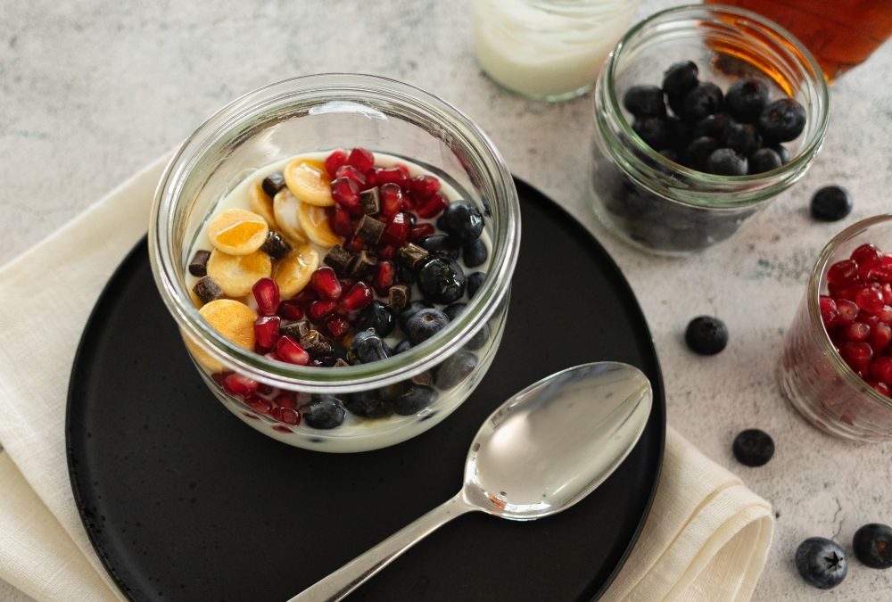 Rezept: Spätsommerliche Frühstücksbowl mit fluffigen Mini-Pancakes