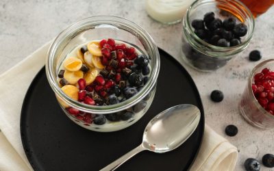 Rezept: Spätsommerliche Frühstücksbowl mit fluffigen Mini-Pancakes