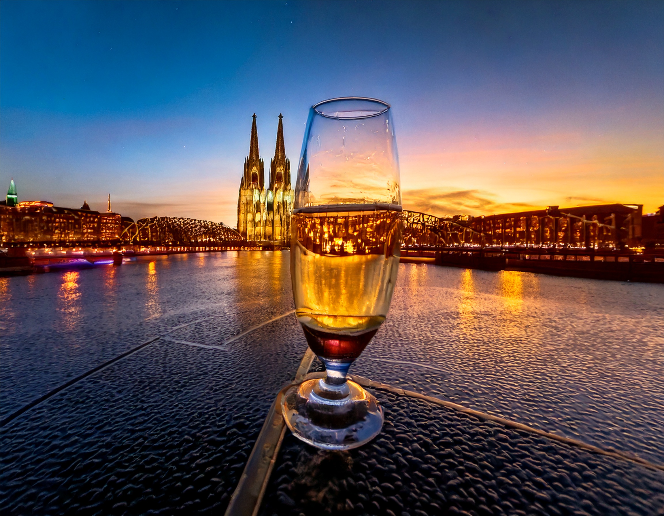 Firefly erstelle mir eine Abbildung zu folgenden text- Kein Glas bei den Kölner Lichtern 52020